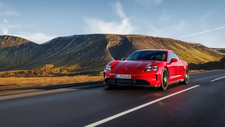 Porsche gặp khủng hoảng từ chiến lược phát triển xe điện